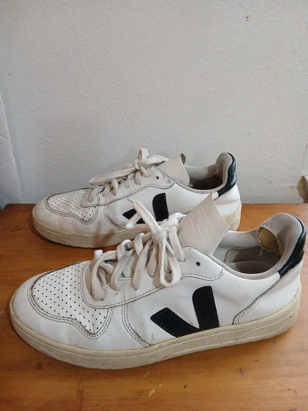 Veja V-10 Women’s Size 8 White Black Leather Lace Up Low Casual Sneakers Shoes